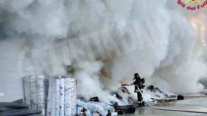 In fiamme i rifiuti di una carrozzeria nell'area industriale di Mondovì