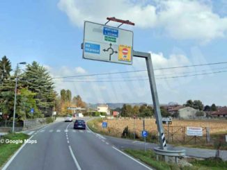 Camion abbatte il cartello di segnalazione di via Einaudi a Pollenzo