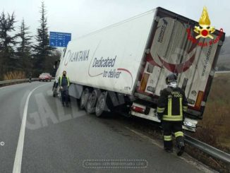 Camion fuori strada a Corneliano: illeso il conducente 1