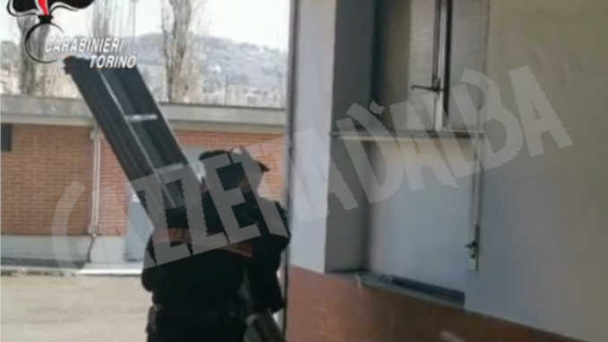 Usano una scala per un furto in casa: il proprietario chiama i Carabinieri