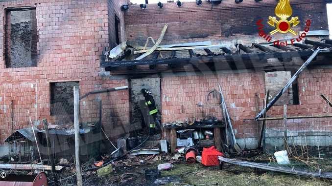 Un incendio distrugge cascina a Chiusa Pesio: salvati i residenti e i cani