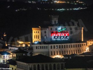 La facciata del castello illuminata per Barolo Città del vino 2021