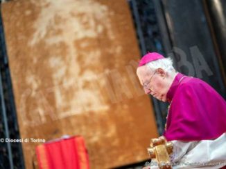 Monsignor Cesare Nosiglia annuncia una preghiera straordinaria davanti alla Sindone per Sabato santo