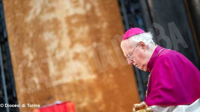 Monsignor Cesare Nosiglia annuncia una preghiera straordinaria davanti alla Sindone per Sabato santo