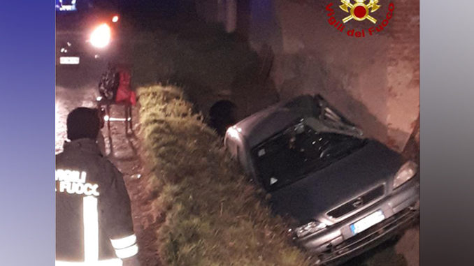 Incidente stradale a Scarnafigi, auto fuori strada in un fosso