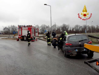 Auto esce di strada in frazione Mellea a Fossano