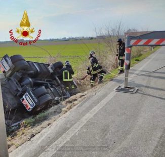 Camion si ribalta a Sant'Albano Stura: lievemente ferito l'autista 1