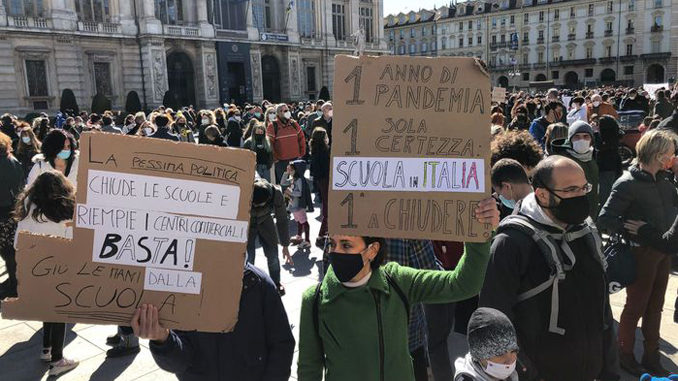«Giù le mani dalla scuola» , a Torino la protesta torna in piazza