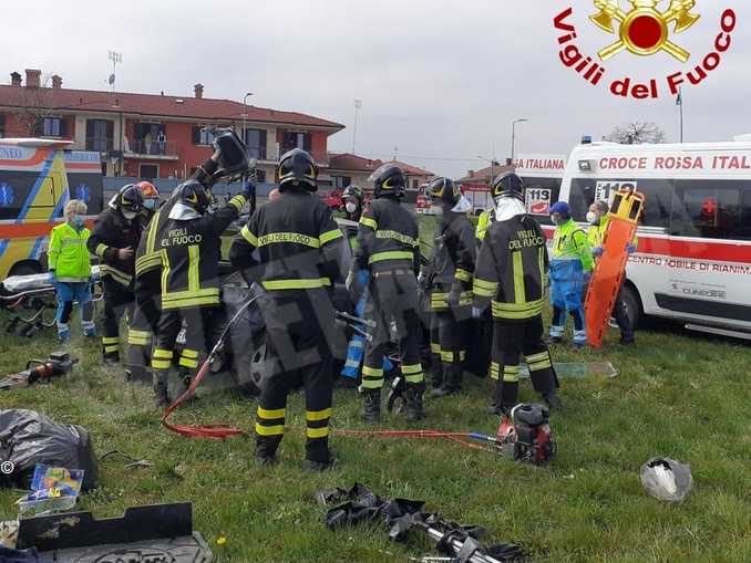 Urta una rotatoria a Beinette e vola con l'auto fra i campi: ferito un uomo