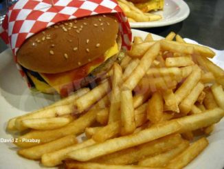 Va al fast food anche se positiva, poi scappa senza pagare
