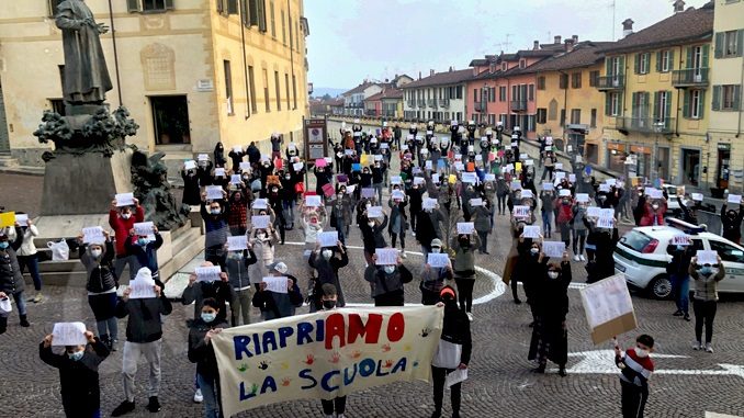 Bra, oggi flash mob per la scuola: genitori e ragazzi in piazza contro la didattica a distanza