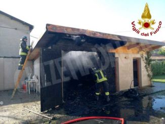 In fiamme un'autorimessa nel centro: i Vigili del fuoco evitano danni gravi