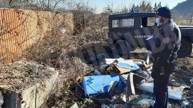 Rifiuti a un'auto abbandonati lungo il Maira a Dronero: multati i responsabili