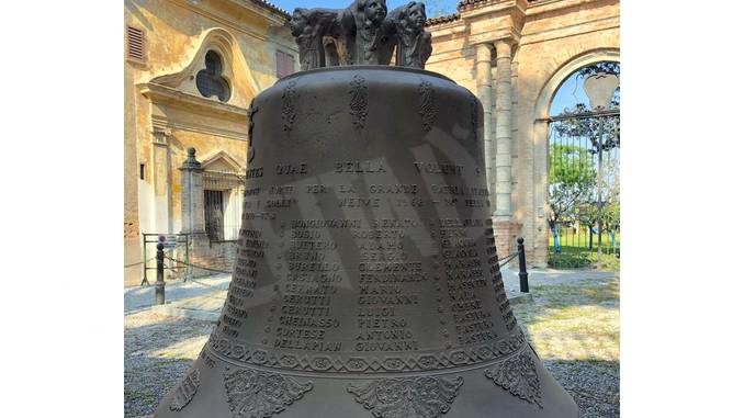 Neive: la campana con i nomi dei caduti è stata collocata presso il monumento