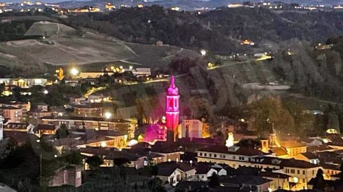 Canale: campanile illuminato di rosa per annunciare il Giro d'Italia