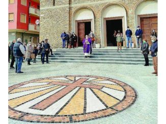 Un mosaico con cinquemila tessere abbellisce la piazza davanti alla chiesa parrocchiale di Cossano