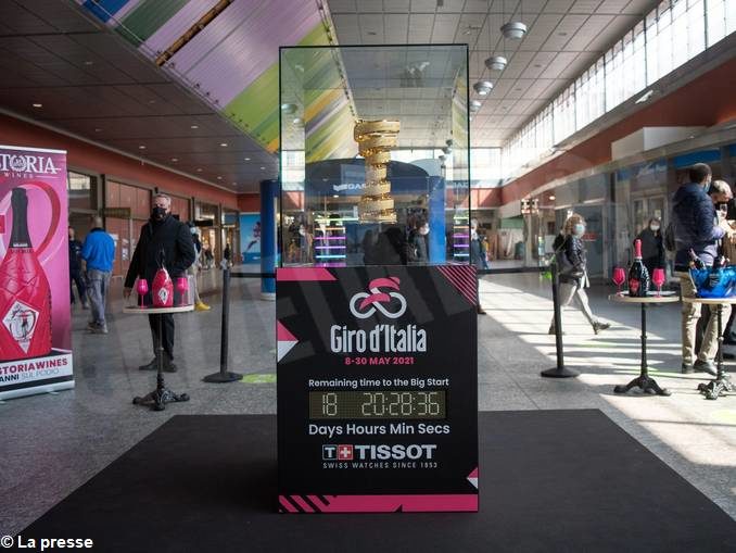 Il trofeo per il vincitore del Giro d'Italia esposto nella stazione torinese di Porta Nuova fino al 29 aprile 1