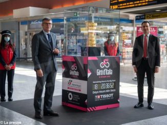 Il trofeo per il vincitore del Giro d'Italia esposto nella stazione torinese di Porta Nuova fino al 29 aprile