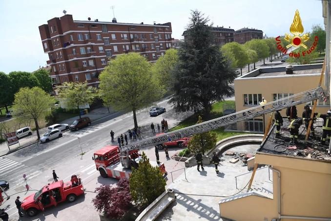 Incendio nell'intercapedine della facciata di un istituto scolastico 1