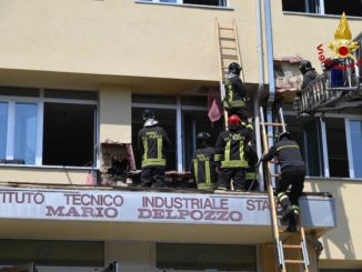 Incendio nell'intercapedine della facciata di un istituto scolastico