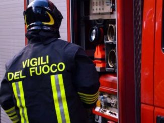 In fiamme un tetto a Govone: i Vigili del fuoco evitano danni all case vicine
