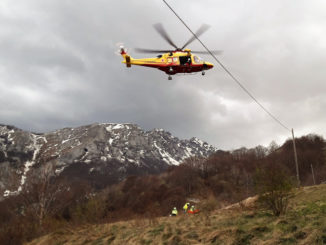Cade nel vano scala di casa e si ferisce gravemente, elitrasportato in ospedale