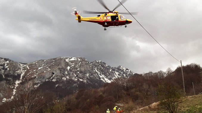 Cade nel vano scala di casa e si ferisce gravemente, elitrasportato in ospedale