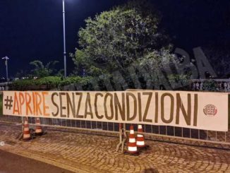 Casapound affigge striscione con lo slogan Aprire senza condizioni