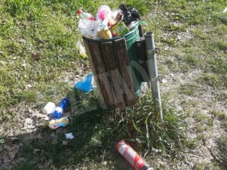 A San Cassiano due giovani si occupano dei rifiuti nel parco