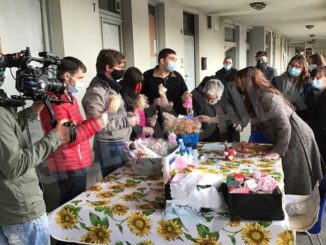 Il laboratorio di recupero delle bambole di Angeli di ninfa ripreso dalla Tv inglese Bbc 1