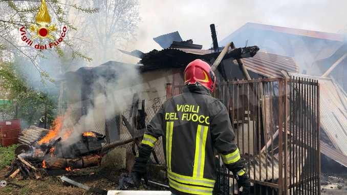 Incendio distrugge un capanno in frazione Madonna delle Grazie a Cuneo