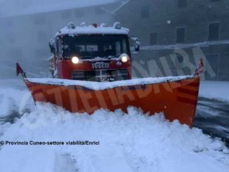 Neve di aprile, spartineve in azione sulle strade di montagna