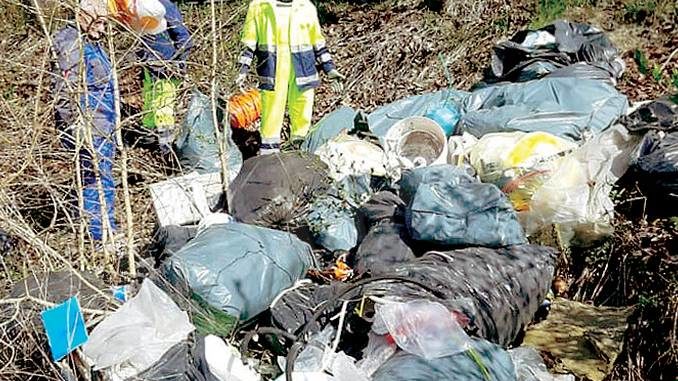 Vezza: rimossa la spazzatura trovata a Val Rubiagno