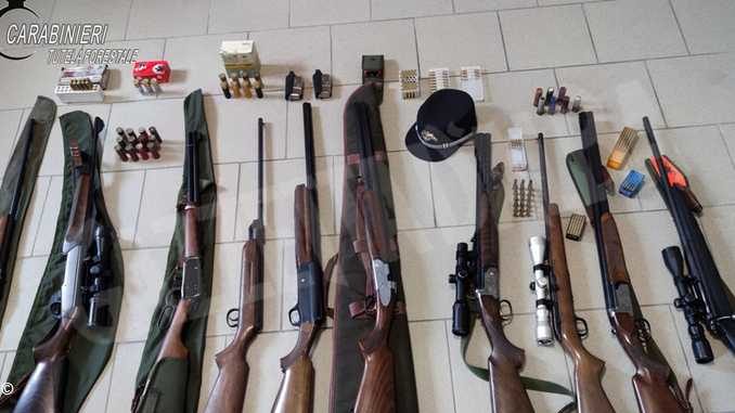 Fucili carichi in casa e munizioni in auto: denunciati cinque cacciatori
