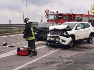 Incidente frontale tra due auto a Fossano, tre feriti