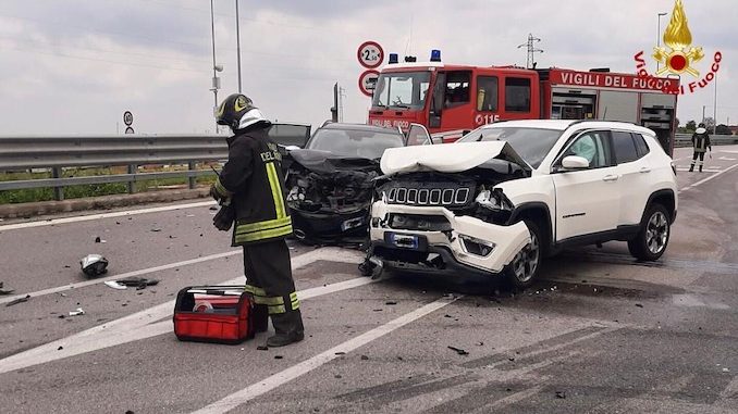 Incidente frontale tra due auto a Fossano, tre feriti