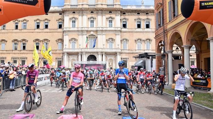 Giro d'Italia: a Cattolica vince Ewan in volata, Sobrero è quarantunesimo