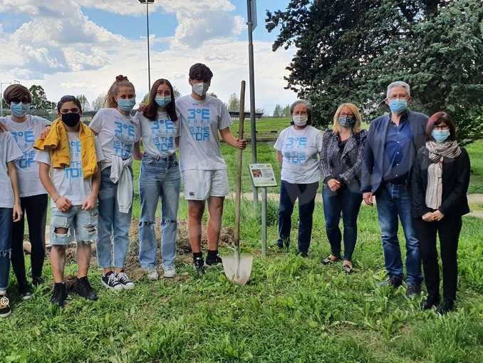 Gli studenti della Macrino piantano 20 alberi da frutto nel parco di San Cassiano