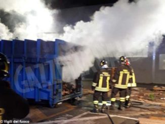 In fiamme il cassone di un autocompattatore in via Ungaretti