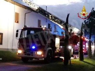 Canna fumaria in fiamme: due ore di lavoro per i Vigili del fuoco