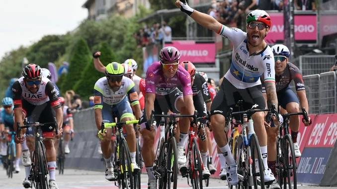 Giro d'Italia: vittoria in volata di Nizzolo prima delle grandi montagne