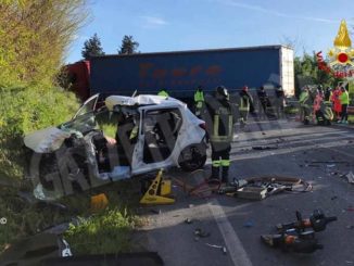 Auto contro camion sulla Statale 28: ferita una donna