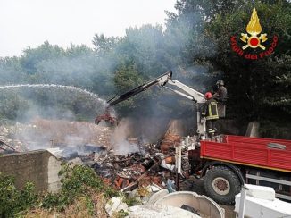Incendio sul piazzale di un deposito edile, a fuco uno stoccaggio di masserizie 1
