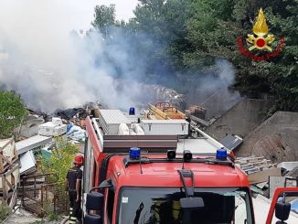 Incendio sul piazzale di un deposito edile, a fuco uno stoccaggio di masserizie