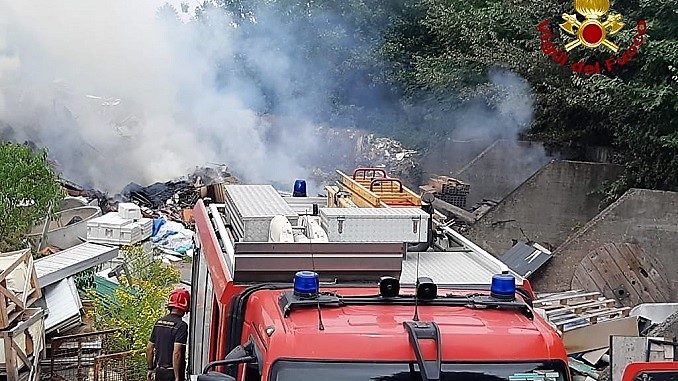 Incendio sul piazzale di un deposito edile, a fuco uno stoccaggio di masserizie
