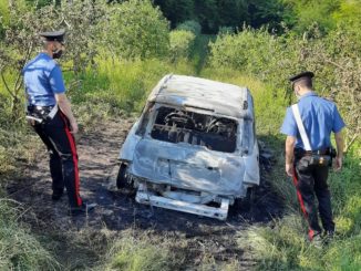 Cadavere carbonizzato in un'auto: giallo nelle campagne di Gassino