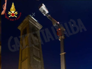 Il nubifragio di ieri piega la croce sul campanile di Calliano