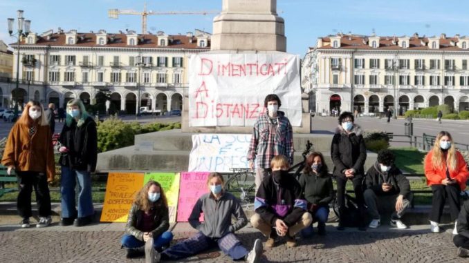 A Cuneo flash-mob degli studenti con il comitato Scuole aperte