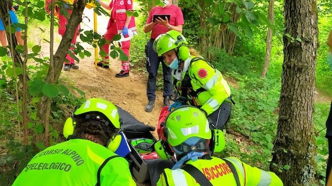 Val Sangone: il Soccorso Alpino interviene per recuperare un ciclista caduto in una scarpata