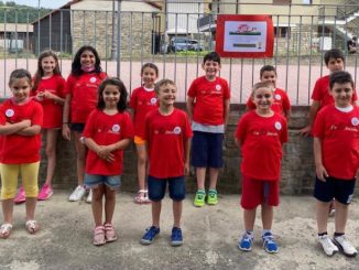 I bambini di Castelletto Uzzone mostrano il loro Ancalau a Bosia